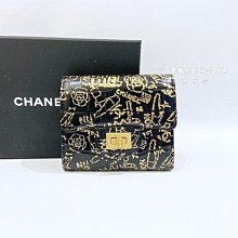 遠麗精品(板橋店)s3995Chanel 黑牛皮鱷魚壓紋金色塗鴉2.55三折短夾