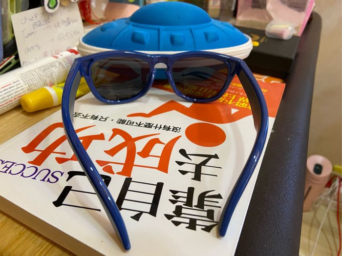 Hiponi CH321-2 兒童偏光太陽眼鏡（台灣製）狀況良好附UFO造型眼鏡盒