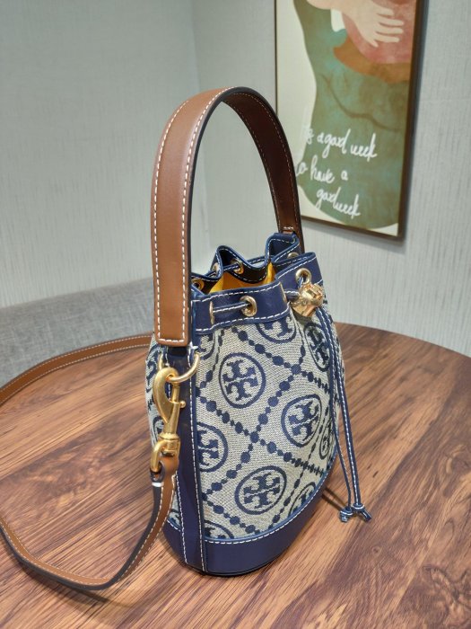 空姐Outlet代購 Tory Burch TB 79487 80534 復古緹花新款女士抽繩水桶包 質感帆布面料 搭配利落包身 斜背包