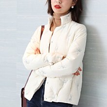 歐單 MO 新款 時尚精緻銀絲線麋鹿刺繡 俐落短版 90% 白鵝絨 輕盈保暖立領羽絨外套 (G1089)