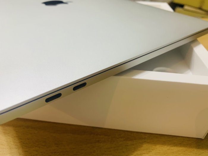 【售】2018年款 MacBook Pro 13吋 i5 (2.3) 16G 256SSD 銀色 蘋果電腦 Apple