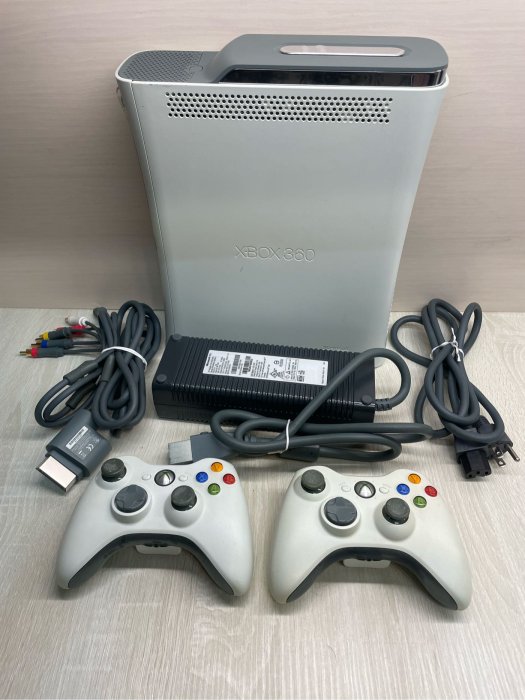 二手 XBOX360遊戲主機 懷舊遊戲機 懷舊電玩 二手電玩 (2個無線把手無法使用）（狀況及配件請看敘述）