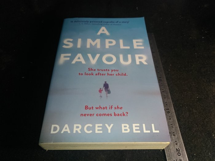 *掛著賣書舖*《A Simple Favor》|DARCEY BELL|PAN|泛黃