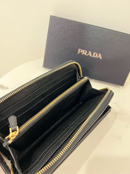 Prada 真品 二手皮夾 女款拉鍊長夾 黑色 經典款，金色logo字，內裡可以放鈔票跟信用卡 好用又實用的款，真皮（牛皮）付盒