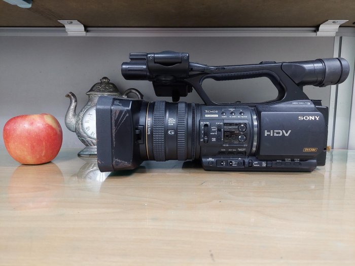 限Y89280...下標  SONY HVR-Z5N 專業用DV攝影機 附件3顆電池及充電器 電池充飽電後測試可開機 操作也都正常順暢  便宜賣出 售出不退喔