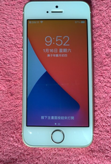 Apple iPhone  SE  4吋 金色 智慧型手機 台灣公司貨 64GB  Touch ID 二手 外觀九成五新 使用功能正常 已過原廠保固期