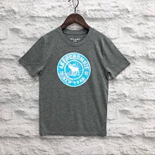 Maple麋鹿小舖 abercrombie&fitch ＊ af 男孩款灰色燙印字母麋鹿短T ＊ ( 現貨7/8號 )