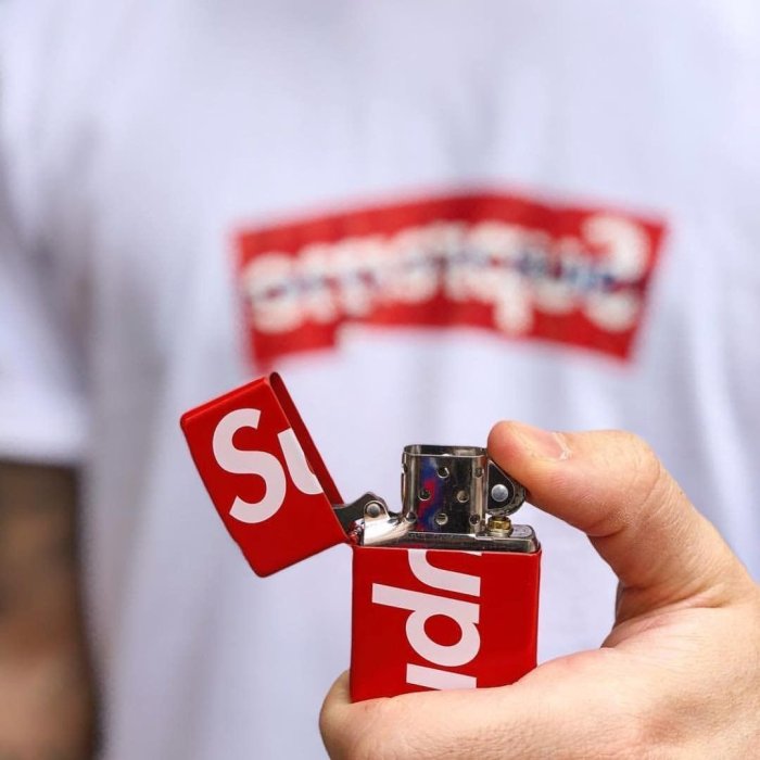 希望商店】Supreme Logo Zippo Red 18SS LOGO 經典滿版防風打火機