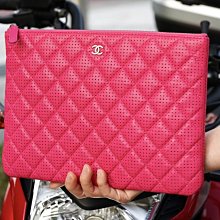 Chanel A82045 iPad case 鐳射洞洞紋格紋手拿包 桃紅 現貨