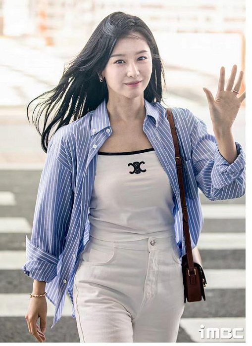 [預購]韓國明星同款金智媛機場同款藍白條紋長袖襯衫上衣女新款韓系百搭寬鬆休閒襯衫