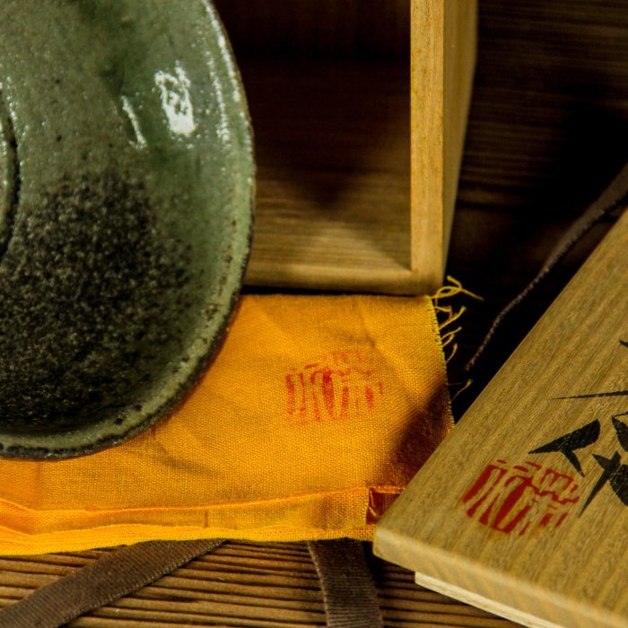【桑園の】日本茶道具 神谷英介 灰釉茶碗 作家落款 共箱共巾 M 5013