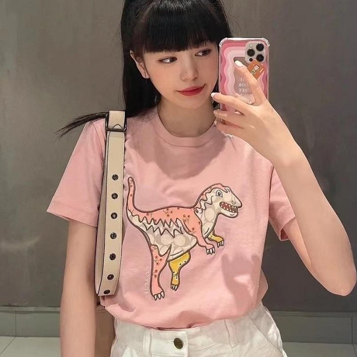 【熱賣精選】COACH蔻馳 女士REXY 粉色刺繡恐龍圓領短袖T恤