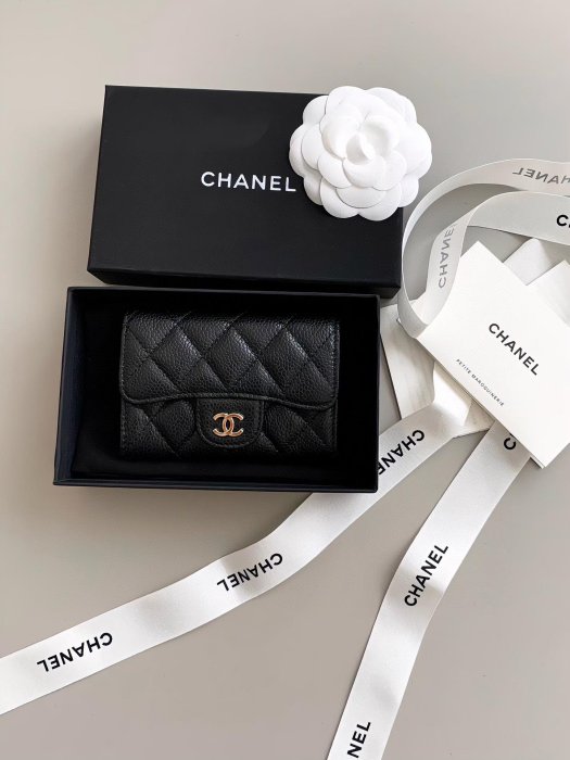 Chanel經典的信封卡包真的永遠都看不膩，而且熱門程度也是沒在開玩笑～識貨的人肯定遇到就是拿下他，沒什麼好說滴 (