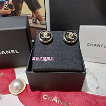 《真愛名牌精品》CHANEL  ABA005  23P 黑色砝瑯 立體淡金雙C 鈕扣型 針式耳環 *全新*代購