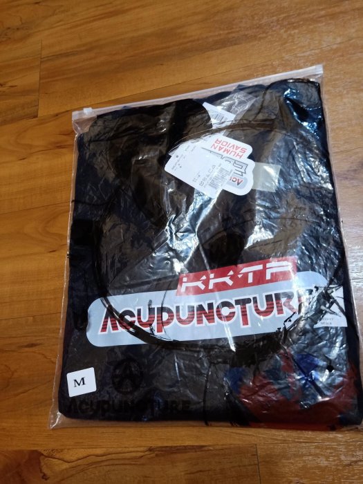 【英國倫敦潮牌ACUPUNCTURE 黑色T恤-M$899含運】，專櫃售價$2490元，台灣滿心企業代理公司貨。