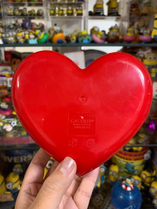 日本購回正版小黃人情人節限定愛心糖果盒