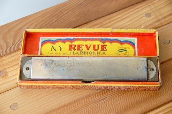 美國老件 N.Y. Revue日製口琴，售 798元。