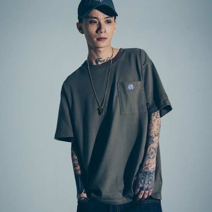 CPTN HOOK  ARRIVAL 19 ROSE PATCH TEE