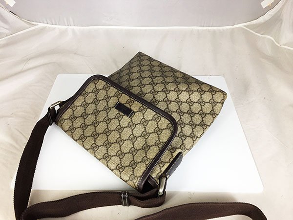 已售出＊奢華大道國際精品＊【G1538】GUCCI 咖啡色PVC掀蓋斜背扁包223666