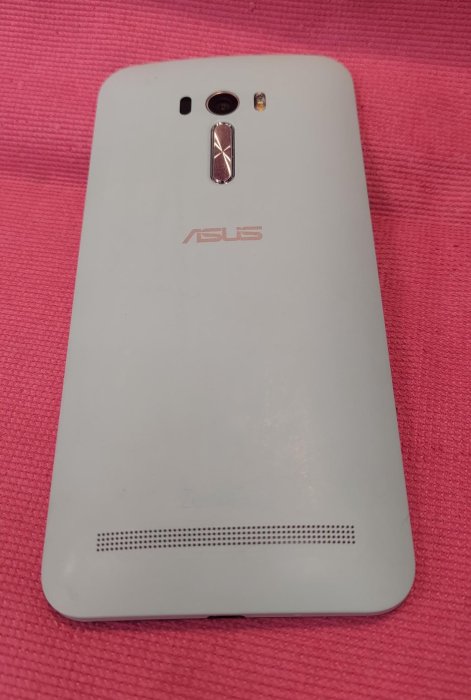 Asus ZENFONE SELFIE ZD551KL中古機，開機當機，零件機/按鍵機/老人機/銀髮機，摺疊機，中古機/