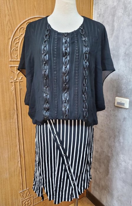 CIVMEEI 喜芝梅 黑色直條紋假兩件式紡紗鏈條造型洋裝（S~M)