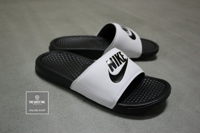 【QUEST】現貨 NIKE Benassi JDI LOGO 白底 黑字 熊貓 黑白配色 拖鞋 343880 100