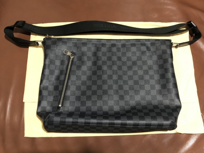 全新LOUIS VUITTON LV N41106 黑色經典紋棋盤格Damier Graphite斜背包側背包信差包書包