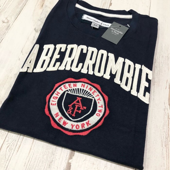 Maple麋鹿小舖 Abercrombie&Fitch ＊ AF 深藍色貼布電繡徽章短T ＊( 現貨S/M號 )