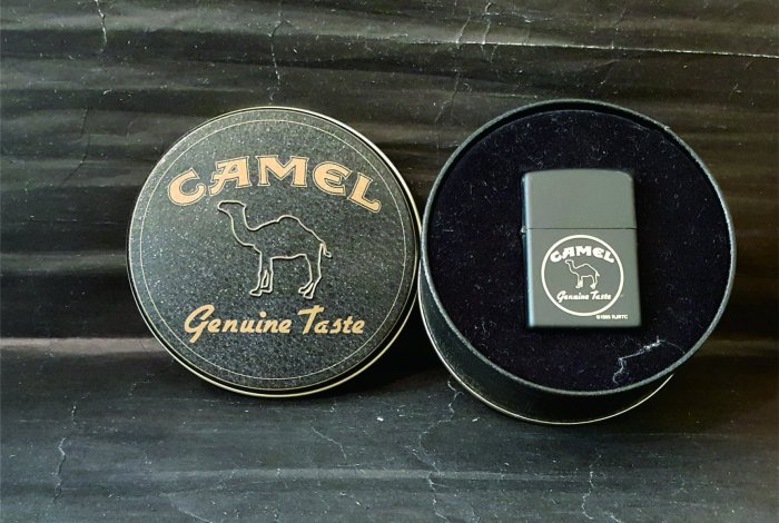 ONE*$1~日系*ZIPPO*Genuine Taste-1995『CAMEL駱駝*珍藏款 』黑色烤漆/彩印