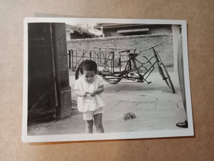早期三輪車小孩老照片
