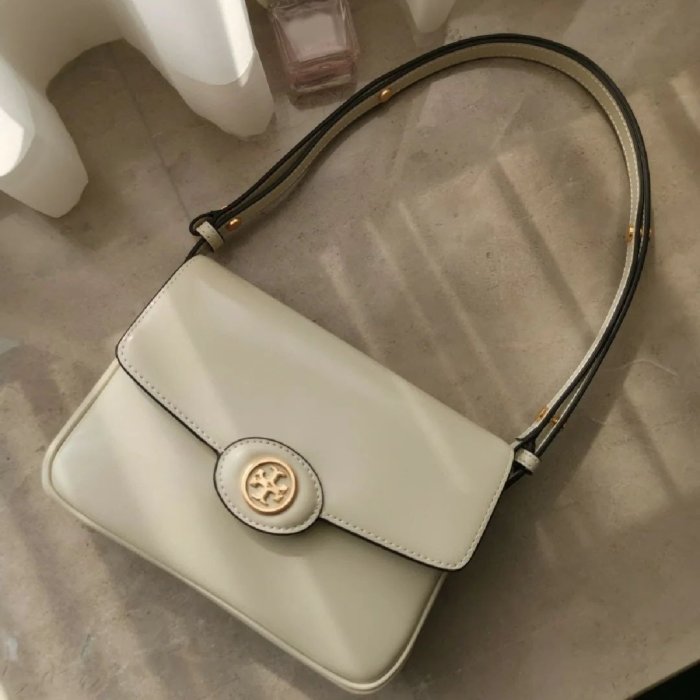 【MOMO全球購】tory burch 2023春季新款Robinson豆腐包純色小方包翻蓋百搭單肩斜挎腋下女包