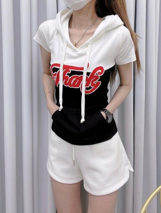 ♥️ AMY DRESS ♥️ 🎎韓國🎎 230181 正韓 雙色英文繡字帽 T 短袖上衣