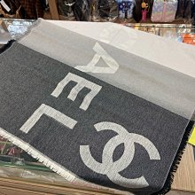 ☆最愛二手精品☆ CHANEL 全新香奈兒黑灰白色漸層雙C Logo coco 英文字母流蘇羊絨羊毛圍巾 AA9889 XG7215