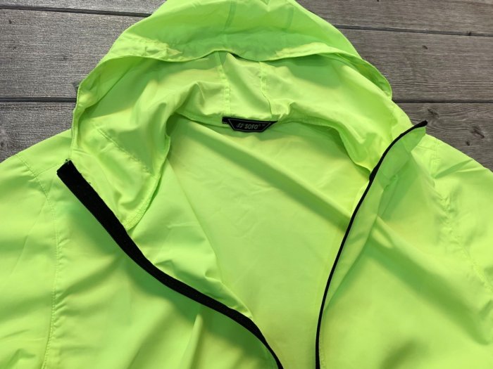 塞爾提克~SOFO 男生 慢跑運動 抗UV 肌膚式 薄風衣外套 連帽設計 防潑水(螢光黃-2539).NIKE參考
