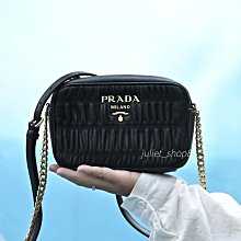 【茱麗葉精品】全新精品 PRADA 專櫃商品 1BH112 浮雕LOGO經典抓皺牛皮迷你斜背相機包.黑 預購無現貨