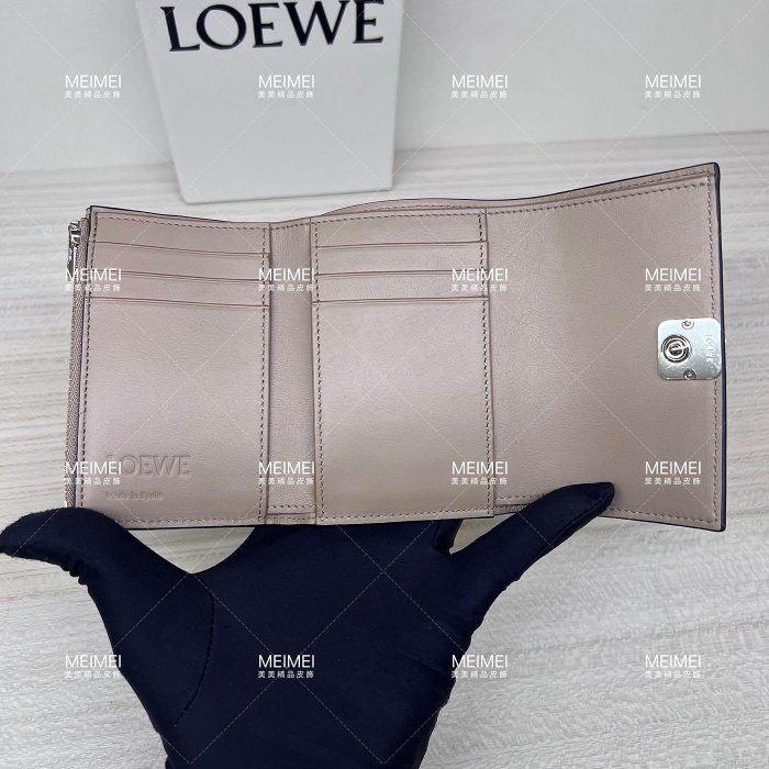 30年老店 現貨 LOEWE Anagram Wallet 銀扣  短夾 零錢 三折式 皮夾 奶茶色 C821S33X07