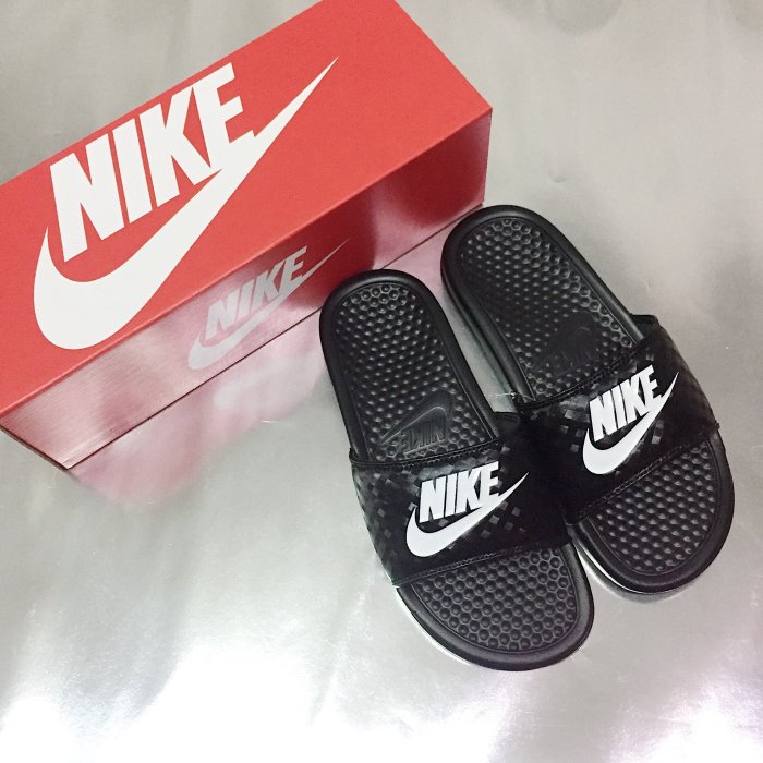 NIKE台灣公司貨Wmns Benassi Jdi鑽石菱格紋黑白運動拖鞋343881-011女段現貨出清【BoXhit】