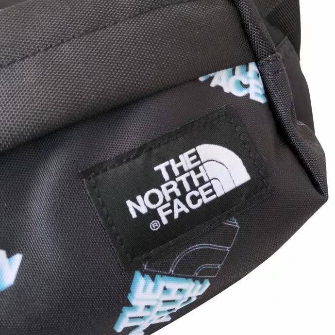 【風口潮流】THE NORTH FACE 經典款休閒斜背包 黑色＊13x26x6cm。Y20402