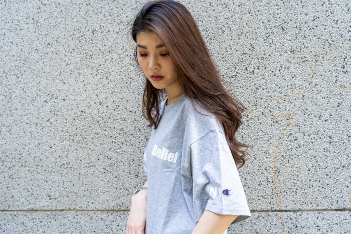 【A-KAY0】BELIEF X CHAMPION 男女 WORLD TRADE TEE 短T 灰【BLFXCHTGY】