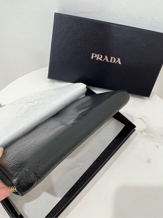 Prada 真品 二手皮夾 女款拉鍊長夾 黑色 經典款，金色logo字，內裡可以放鈔票跟信用卡 好用又實用的款，真皮（牛皮）付盒