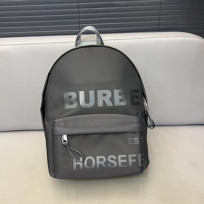 【二手包包】Burberry 巴寶莉Horse ferry Logo標志印花雙肩包 男女通用背包 經典設計 NO.132723