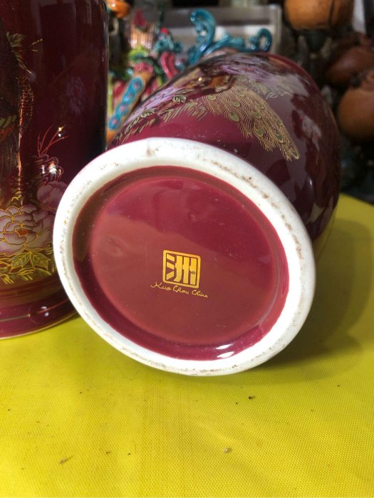 紅釉燙金瓷瓶一對21*11公分
