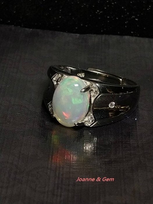 蛋白石戒指(Opal) ~衣索匹亞頂級蛋白石，全淨體明顯的紅、綠火光 (男戒)