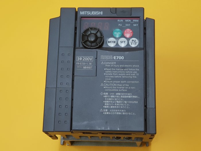 三菱Mitsubishi inverter E700 FR-E720-1.5K 變頻器本體| Yahoo奇摩拍賣