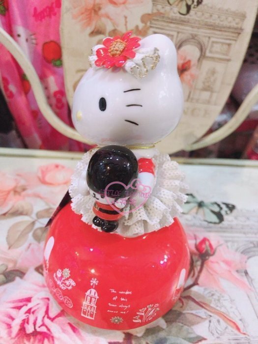 ♥小花凱蒂日本精品♥Hello Kitty紅色陶瓷擺飾裝飾布置公仔蕾絲裙KT站姿造型 另售藍色粉色11703204