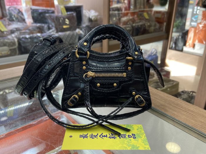 ☆最愛二手精品☆ BALENCIAGA Mini Neo Classic 全新巴黎世家迷你黑色鱷魚壓紋梯形小金釦斜背包卡片零錢小廢包 669537 XG3287