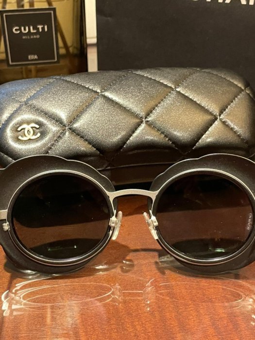 全新專櫃正品 Chanel 香奈兒造型墨鏡 黑色水銀鏡面配深銀鎳色鏡架 山茶花貓眼框型 Round Runway太陽眼鏡