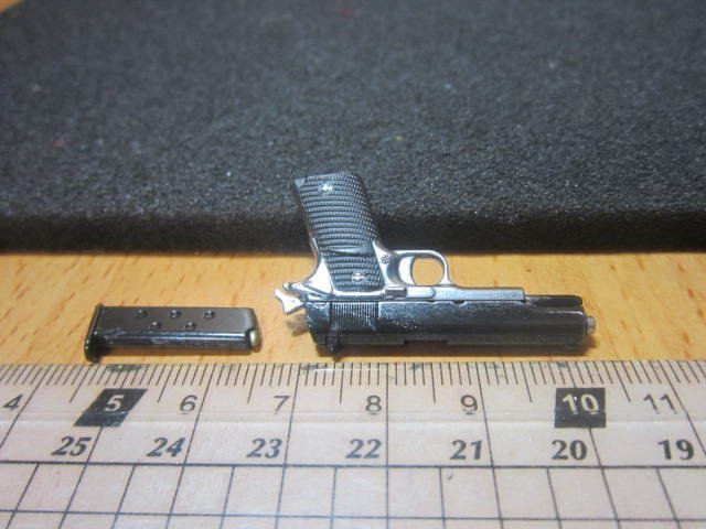 B1兵工裝備 HOTTOYS銀黑款1/6精緻警用手槍一把(滑套和擊錘可動) mini模型
