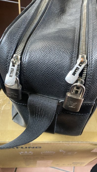 LV M30152  TAIGA 雙夾層 記者包 斜背包 二手精品