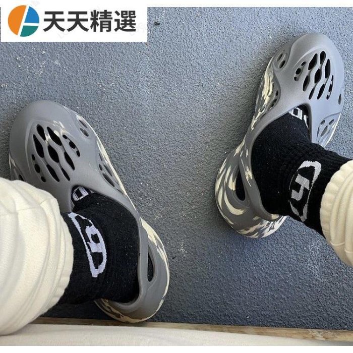 ⚫Crocs鞋子⚫夏季新款yeezy椰子洞洞鞋foam Runner侃爺同款情侶沙灘男女涼拖鞋~天天精選